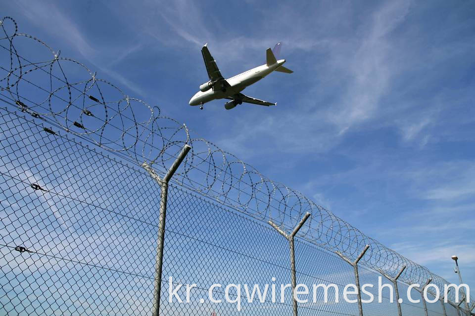 chain-link-airport-fencing-concertina-wire
